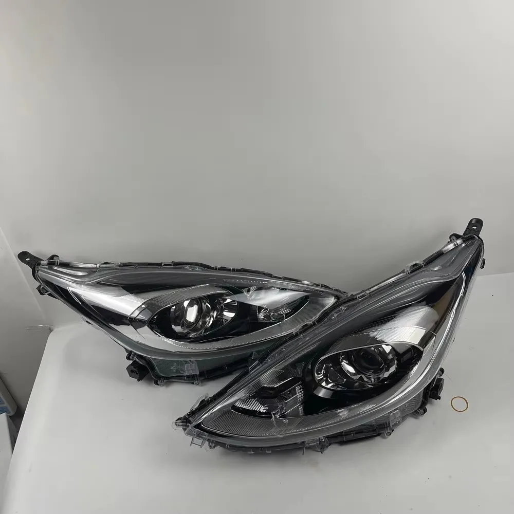 Car Headlights For Toyota Aqua 2017 2018 NHP10 1NZFXE 8113052M10 A Pair