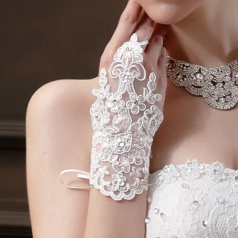 Guantes De novia cortos De satén con encaje De cuentas elegantes, guantes De novia sin dedos, blanco marfil, accesorios De boda