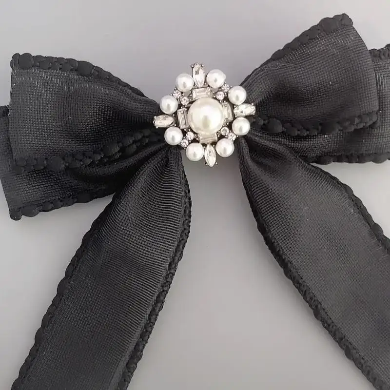 الحد الأدنى Vinatge الرجعية الأسود مع الشريط القوس اللؤلؤ بروش للنساء تنوعا قميص طوق دبابيس بروش الملابس التبعي