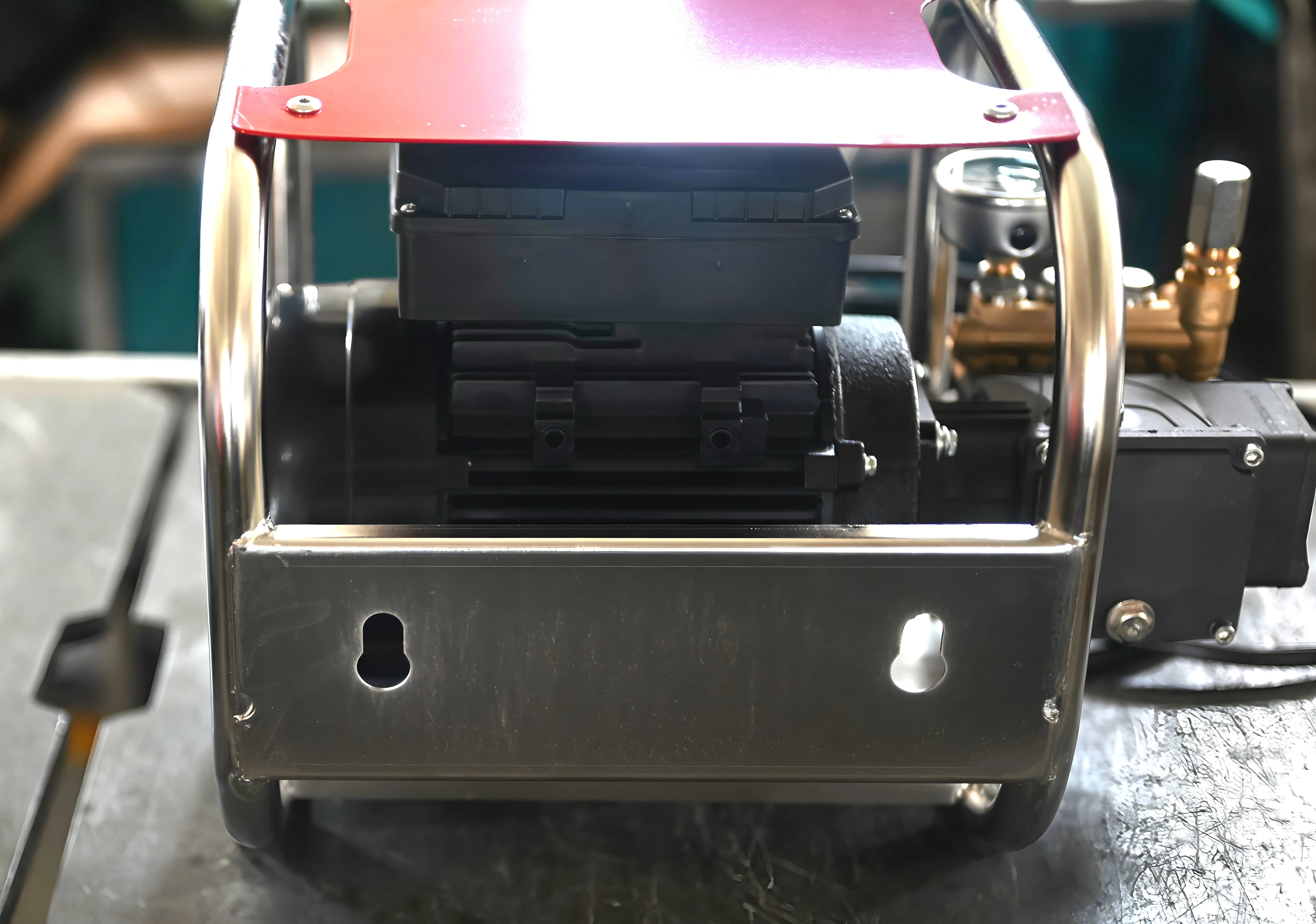 Commercial High-pressure Cleaning Machine - Silent Car Washing Machine. 110Bar Pressure, Flow Rate 12L/min, Wall-mountable.