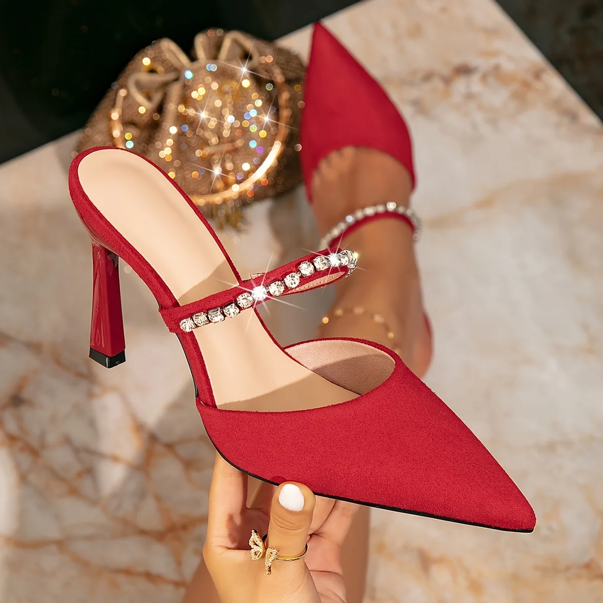 شباشب على الموضة المرأة صنادل كعب عالٍ مشبك أحمر فلاش الماس أشار تو صنادل كعب ستيليتو مثير أحذية نسائية بسيطة