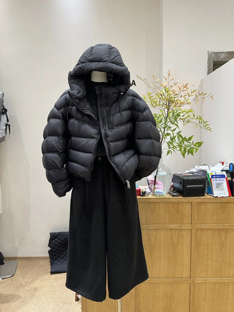 2025 inverno nuova versione coreana piumino da donna stile corto con cappuccio 90 piumino d'anatra bianco caldo cappotto leggero alla moda
