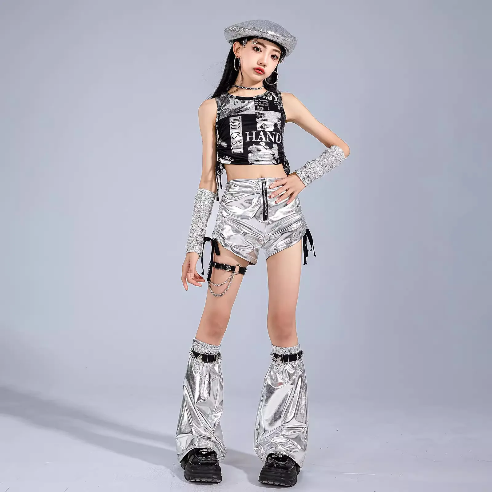 Ropa de Hip Hop Kpop para chico, camiseta sin mangas corta con cordones y estampado negro, pantalones cortos metálicos plateados con lazo lateral para niña, traje de baile callejero