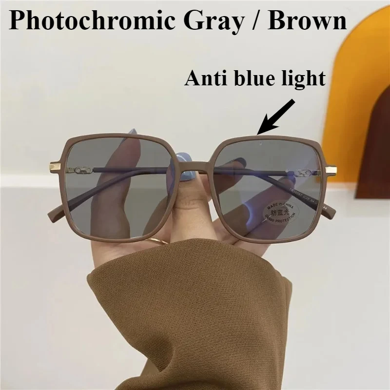 Photochrome Anti-Blaulicht-Brille im matten Stil, verwandelt sich in graue/braune Brille, strahlungsbeständige Brille mit großem Rahmen