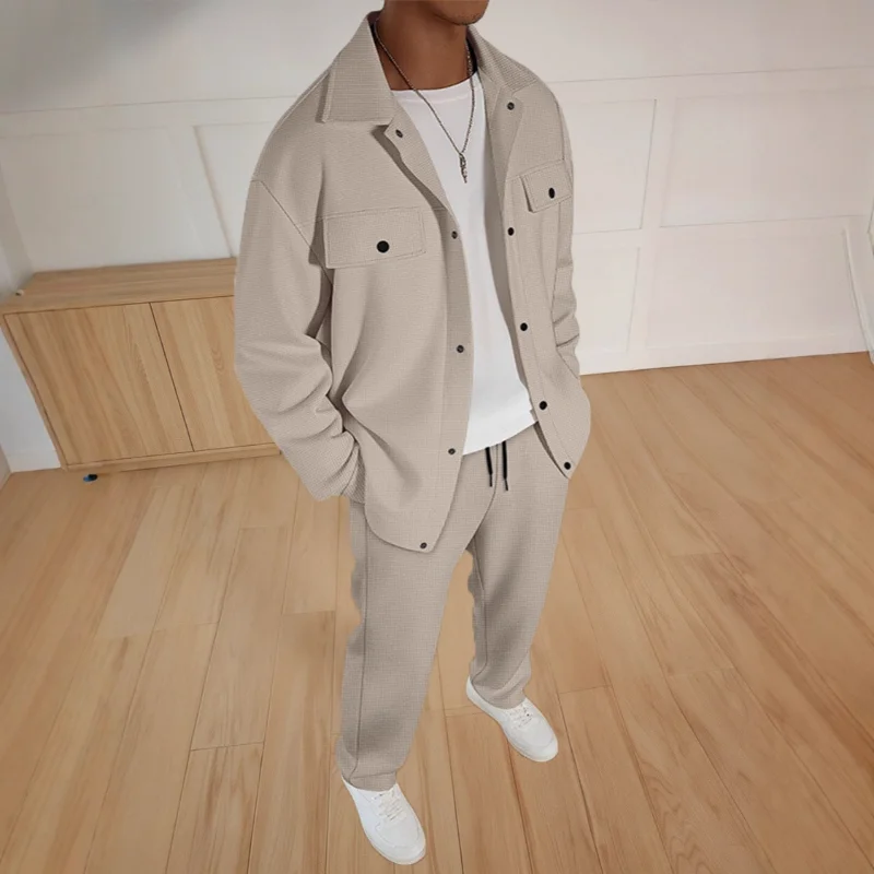 

Мужской комплект из двух предметов: рубашка-куртка с вафельным плетением и брюки на шнурке для повседневной носки