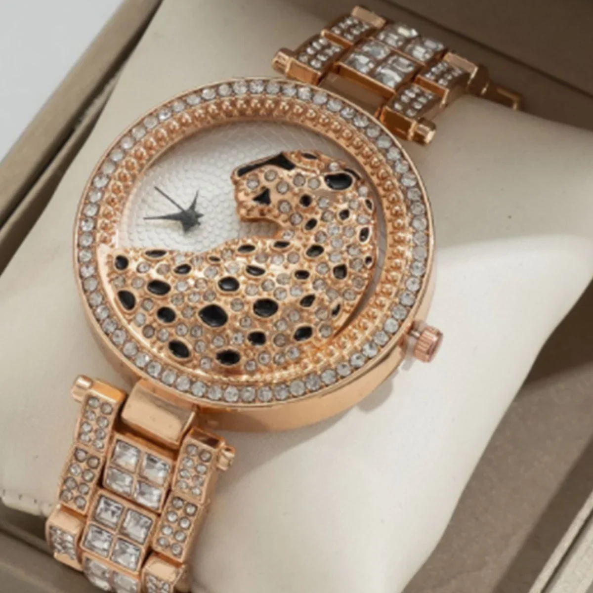 Leopard Inlaid Rhinestone Watch Elegant Hollow Minimalist Round Quartz Watch Women Jewelry Dress Watch