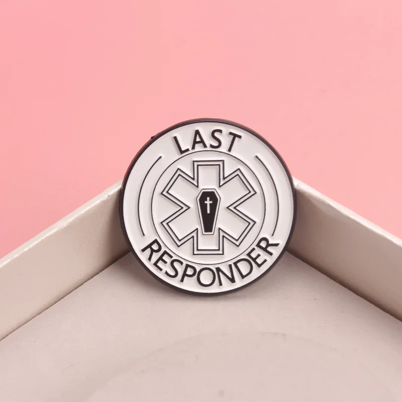 دبوس المينا المضحك "الوصول الأخير" - دبابيس التابوت المضحكة EMT