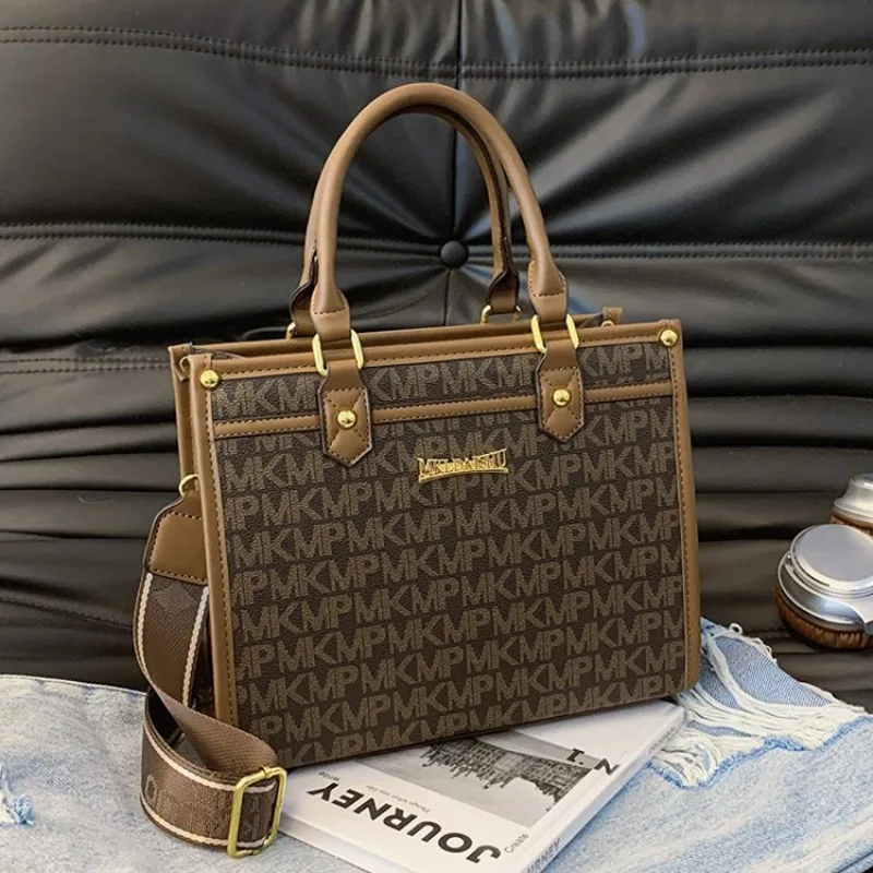 

Detachable Flap Decor Shoulder Bag For Women Customizable Handbag With Interchangeable Patches For Personalized Style