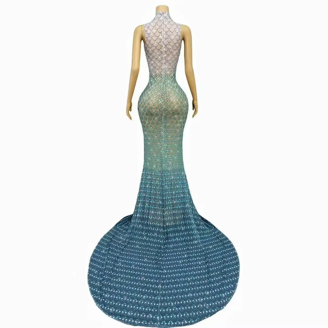 Seksowna, błyszcząca, bogato zdobiona cyrkoniami suknia z trenem, idealna na urodziny, wieczór, czerwony dywan, pokaz, występ sceniczny, kostium.