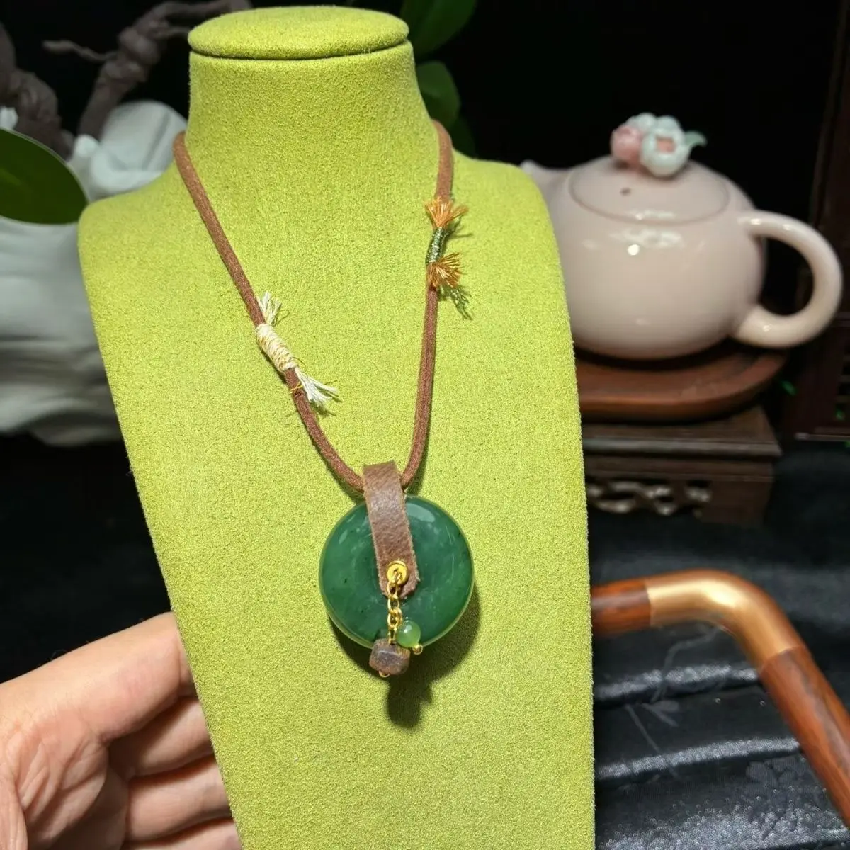 Pure natural Hetian jade jasper pendant popular safety spinach necklace men's and women's jade simple