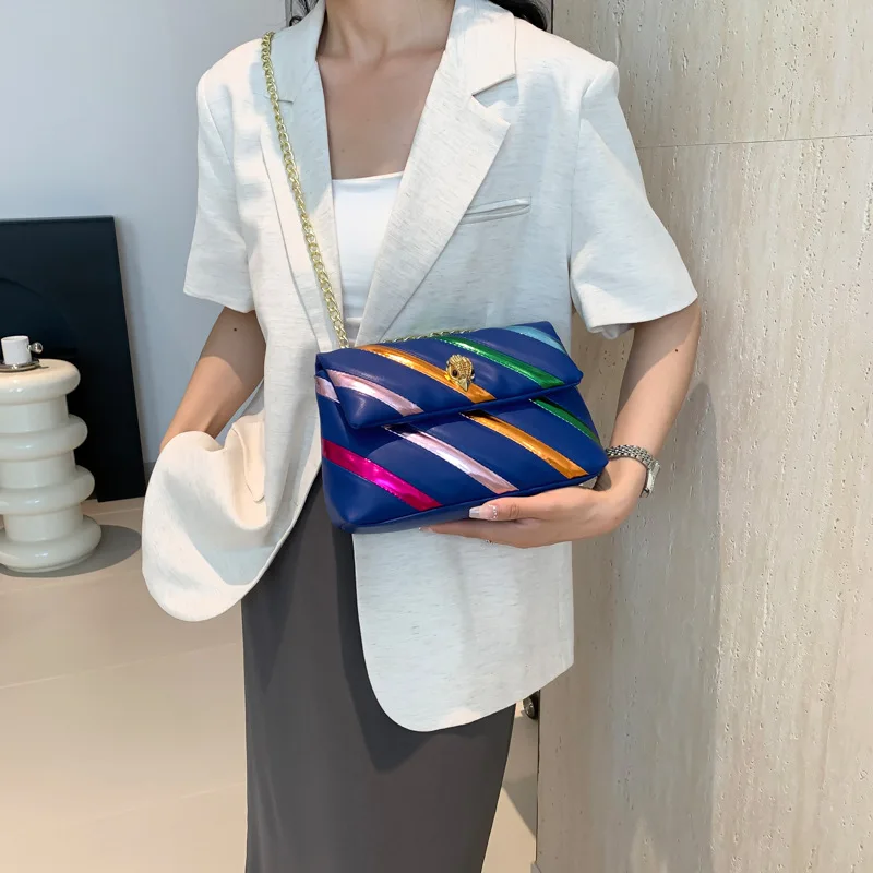 In the summer of 2024, the new women\'s bag is simple and stylish, and the eagle head bag is slung on one shoulder.