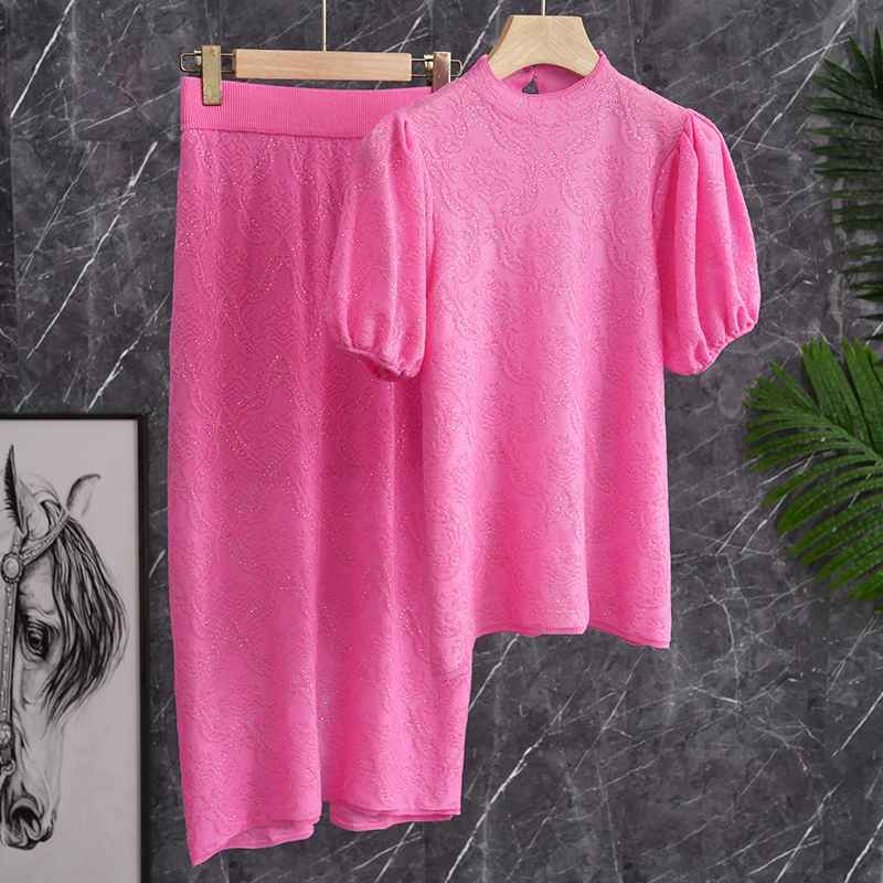 

Шикарный и красивый комплект из двух предметов: укороченный топ с короткими рукавами в стиле «пузырьки» с вышивкой и розовыми стразами, а также вязаная юбка-полусолнце для женщин