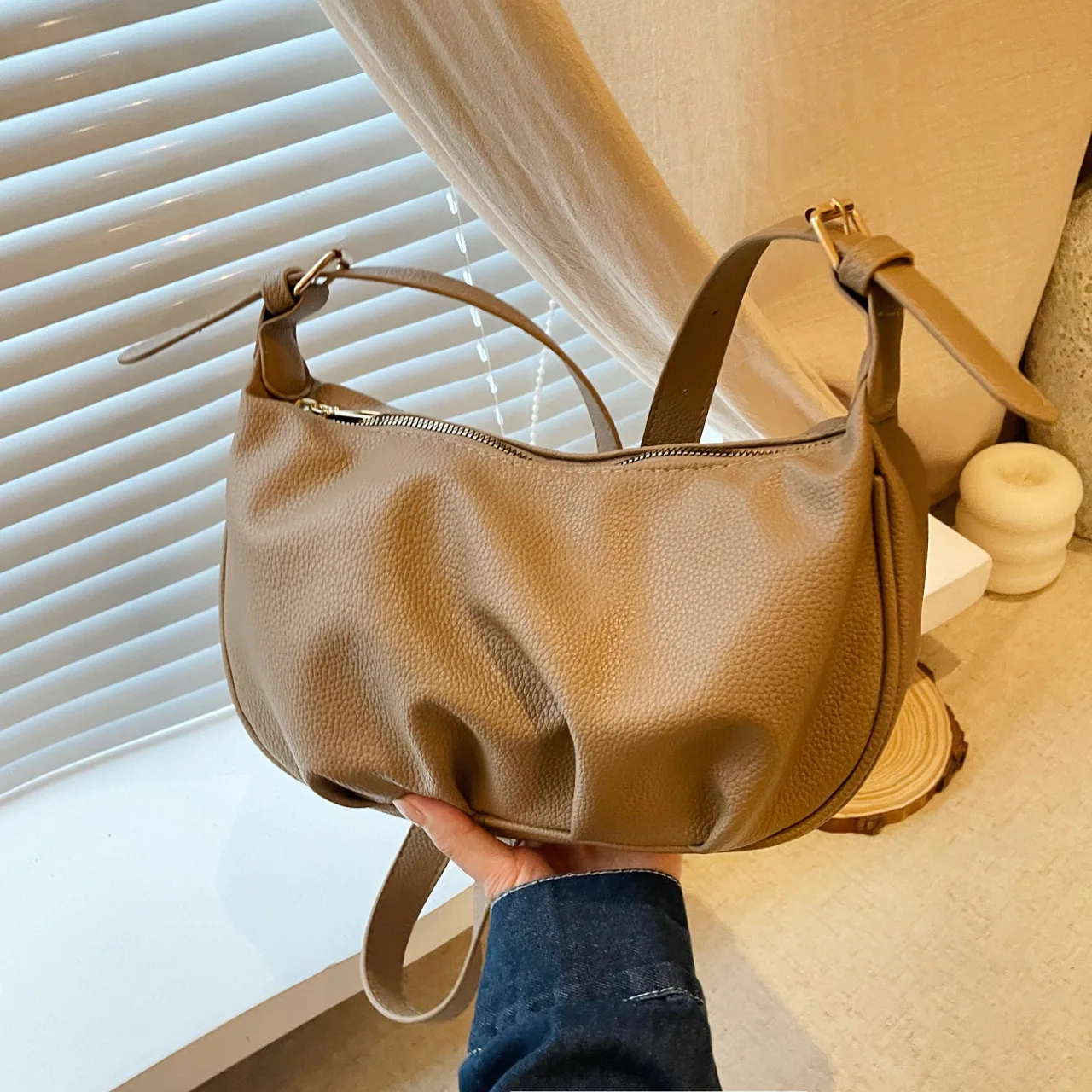 حقيبة هوبو سوداء لعام 2025 للنساء، حقيبة كتف تحت الإبط من حبوب الليتشي، محفظة كروس متعددة الاستخدامات، أنيقة جدًا وبسيطة #4