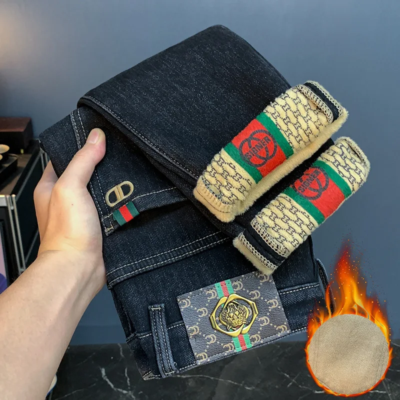 

2025 Новые зимние плюшевые толстые джинсы для мужчин, приталенный крой, маленькие ноги, элитный тренд, легкая роскошь, мода, эластичные теплые брюки