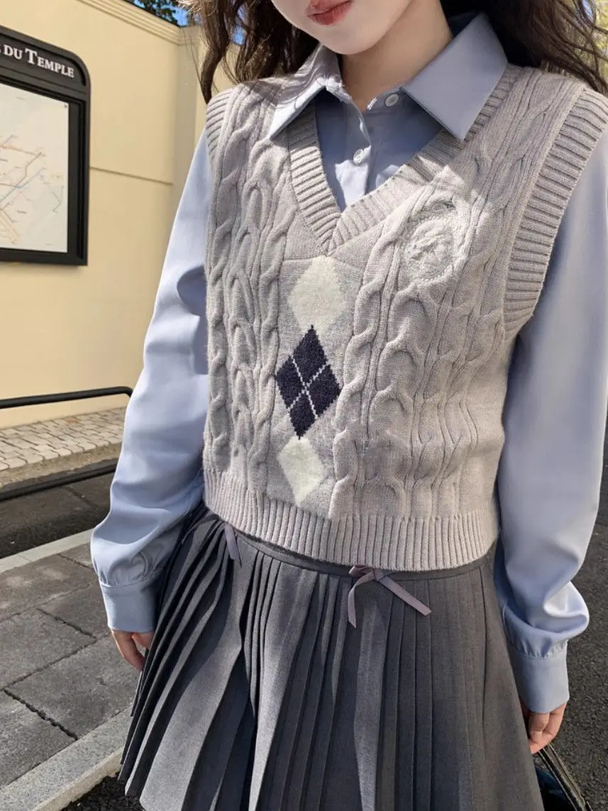 

Жилет с вышивкой в консервативном стиле, осень 2021, серый вязаный жилет с V-образным вырезом, легкий академический эстетический многослойный предмет