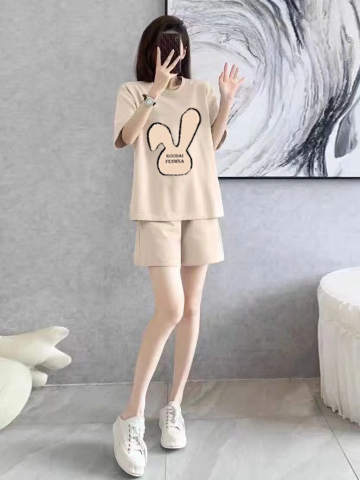 

Модный спортивный комплект с принтом Meadow для женщин: летний, с коротким рукавом, шорты, свободный крой, антивозрастной эффект, повседневный комплект из двух предметов, стильный.