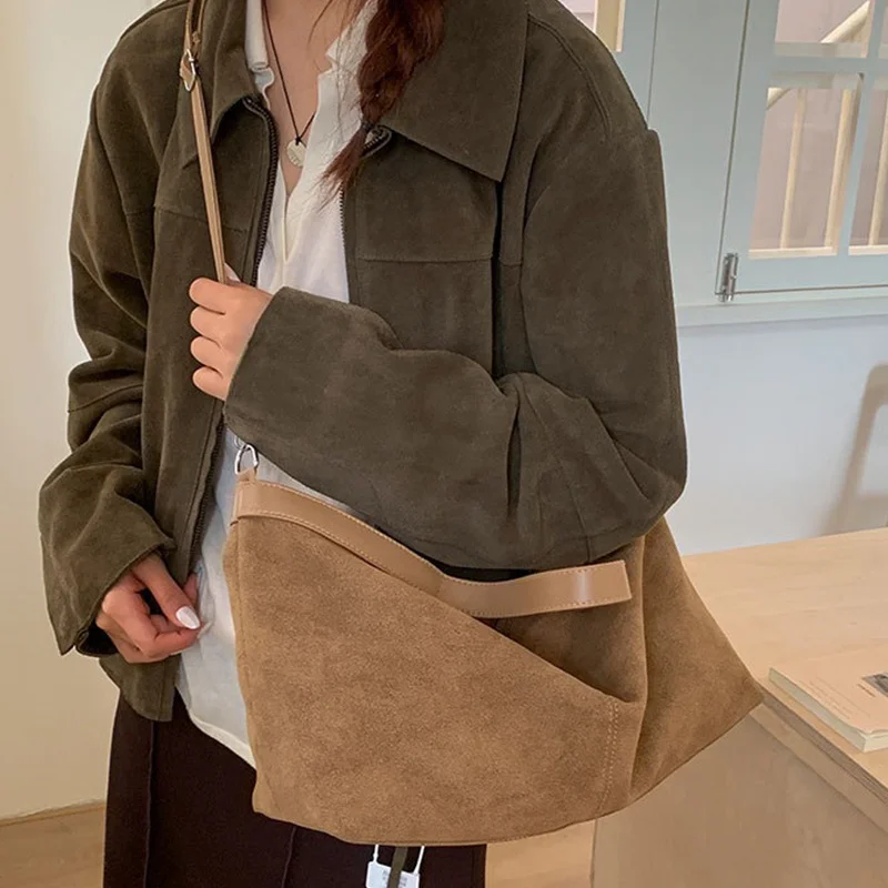 Große Umhängetasche mit Struktur, mattiertem Finish und Reißverschluss, Schultertasche, einfarbig, weiches, mattes Wildleder, Boston-Tasche, schlichter Stil. – Detail 10