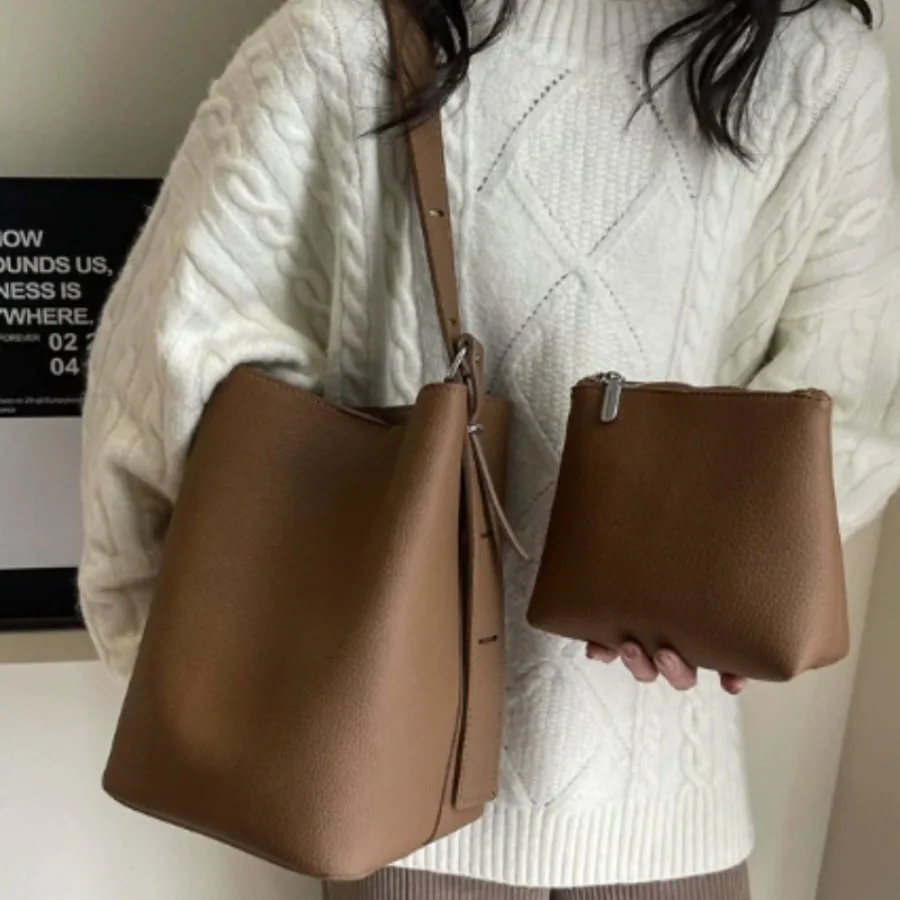 

Новая модная французская сумка-ведро большой вместимости в стиле ретро для пожилых людей, сумка для мамы, классическая текстура, простые зарубежные сумки на одно плечо подмышками