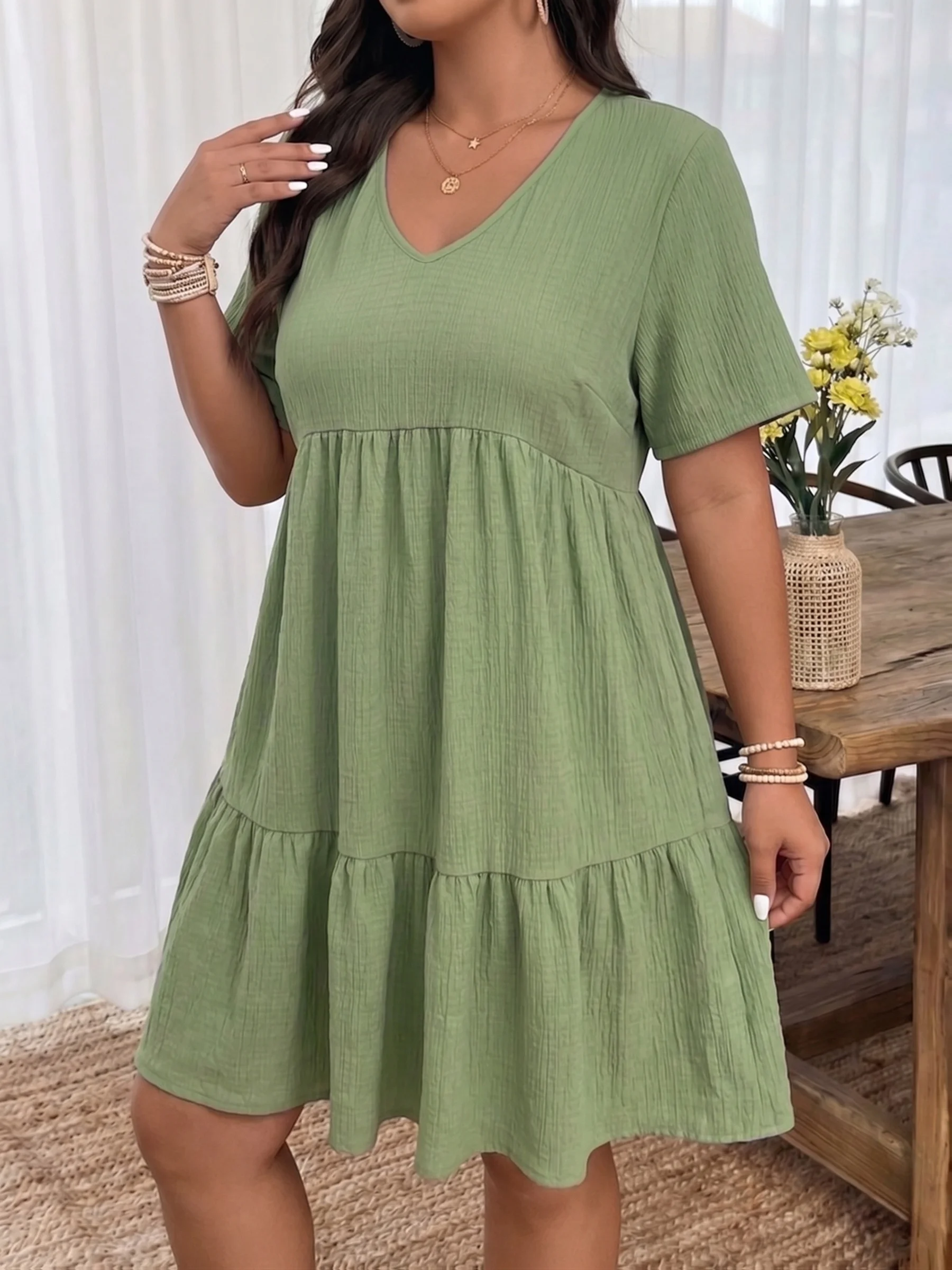 Stilvolles Plus-Size-Damenkleid mit V-Ausschnitt und Stufenrock für Alltagseleganz – Detail 15