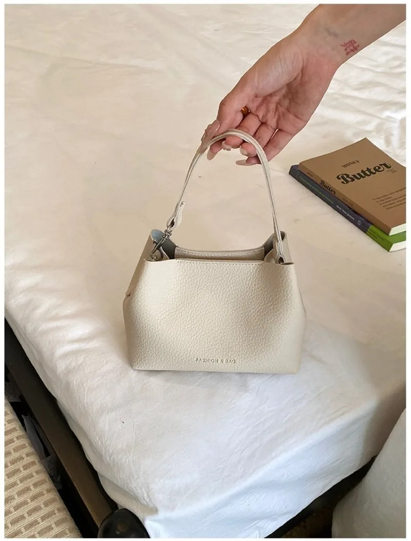 CEEKAY Minimalistische Mini-Eimertasche aus genarbtem, lederähnlichem Leder mit Aufdruck, leicht und tragbar, als Umhängetasche oder Schultertasche für Kaffeebraun – Detail 6