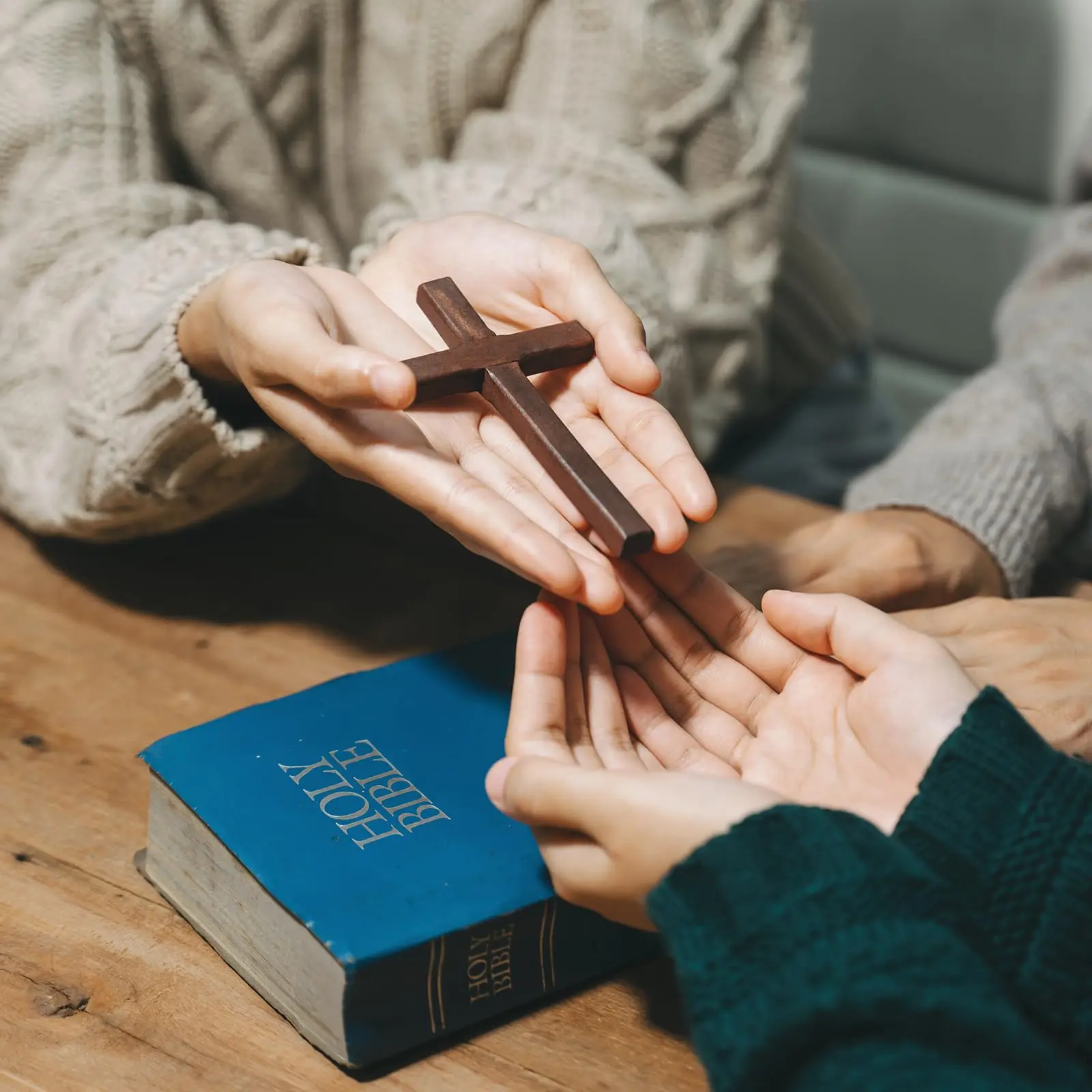 صليب صلاة خشبي، صليب مسيحي محمول باليد مقاس 4.7 بوصة مع حقيبة مخملية، صليب خشبي صغير لديكور الحائط والهدايا #6