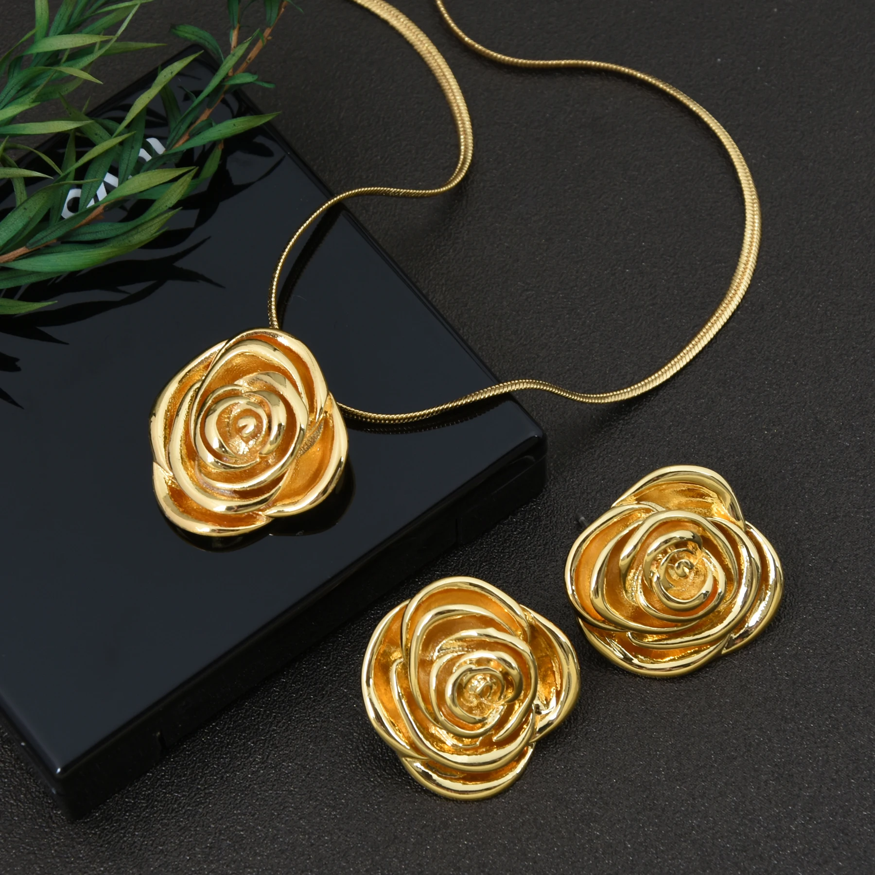 Cross-border vintage Western replica brass electroplated real gold smart flower single pendant necklace earrings set