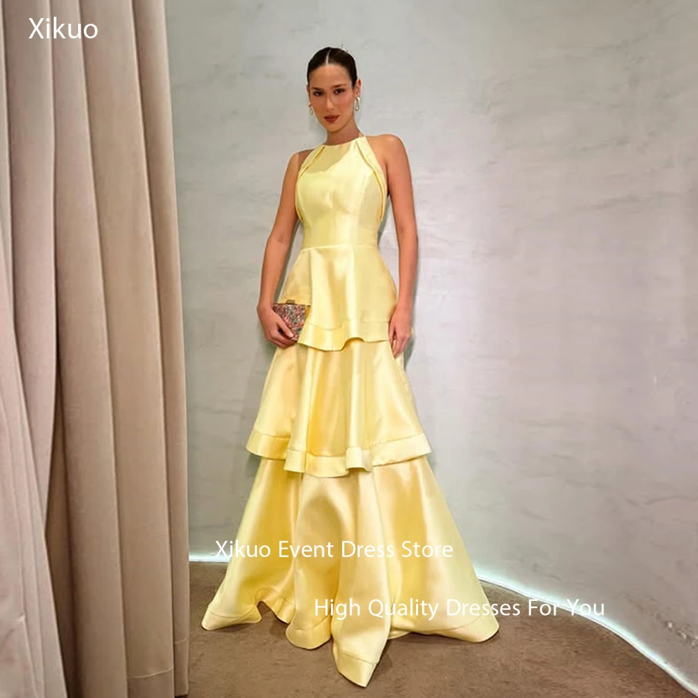 Xikuo Anmutiges gelbes Satin-Abendkleid, A-Linie, Neckholder, Robe De Soirée, abgestuftes Cocktail-Plissee-Abschlussball-Partykleid, individuell gestaltet