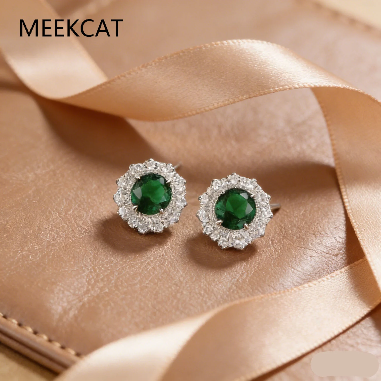 Round Green Simulated Nano Emerald 925 Sterling Silver Halo Stud Earring Pendiente for Women Gemstone Fine Jewelry Birthday Gift