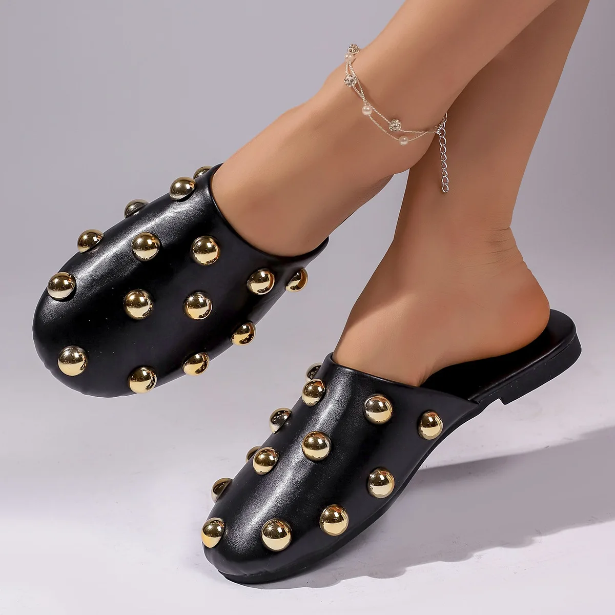 Bequeme Slip-On-Sandalen mit Metallnieten, lässige, abgedeckte Zehenpartie, weiche Gummisohle, flache Schuhe für den Alltag – Detail 18