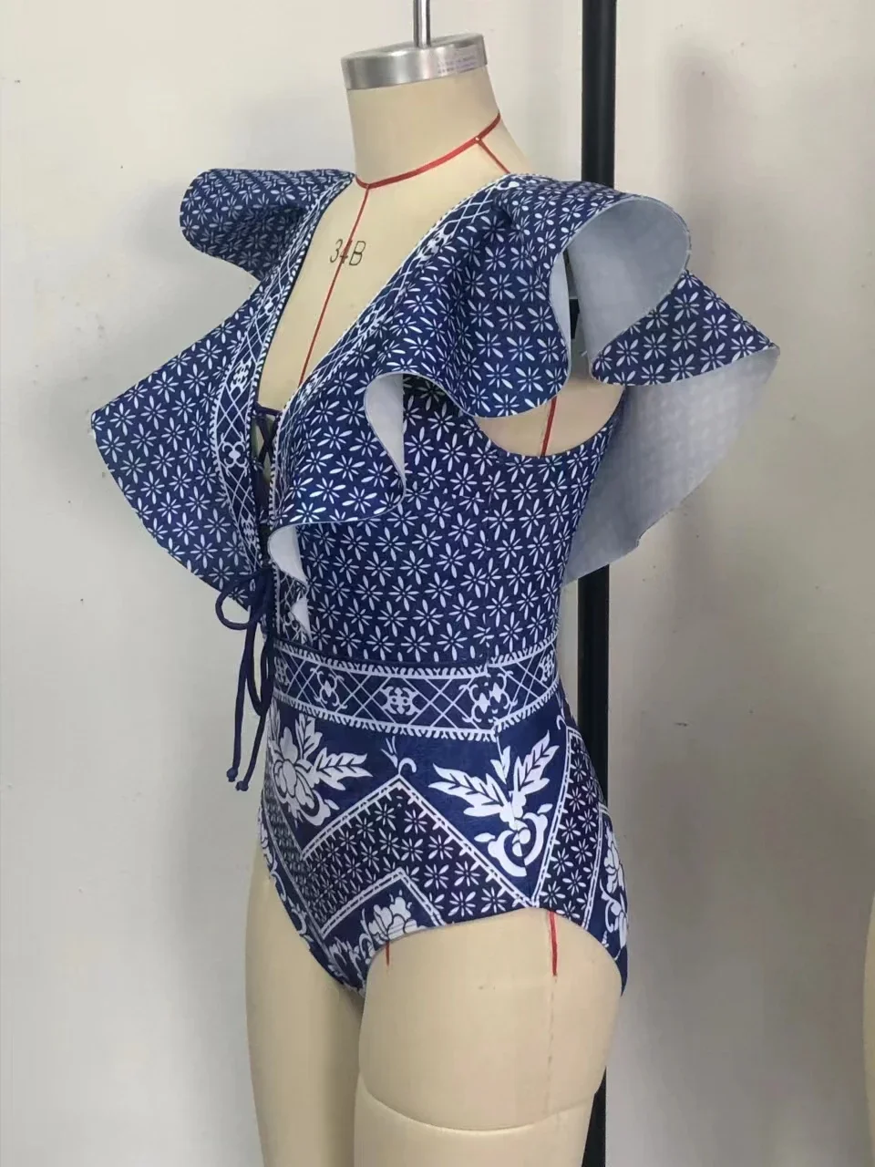 2024 nuevo traje de baño de gama alta diseño de nicho 2 uds estampado Floral volantes adelgazamiento vacaciones Sexy primavera caliente traje de baño de una pieza para mujer
