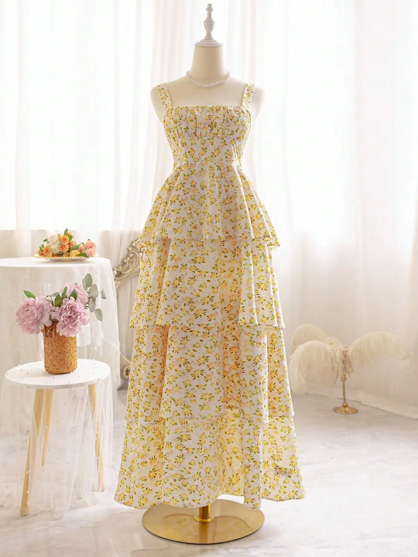 

Женское желтое макси-платье с цветочным принтом и многослойным подолом с рюшами для летнего отдыха