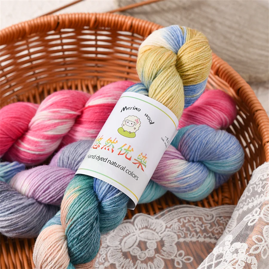 Paquete de 3 ramos de hilo de lana teñido a mano: colores mezclados brillantes (rosa, azul, verde, morado) Adecuado para suéteres, sombreros, bufandas y manualidades de ganchillo, 400 gramos/14,11 oz, mezcla suave y duradera, itinerante