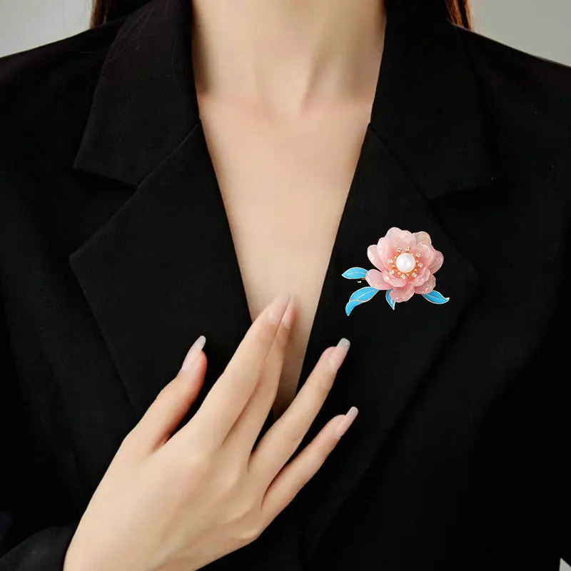 The "Fu GUI Hua" brooch for women features a design sense. It is a Hanfu coat paired with a classical brooch