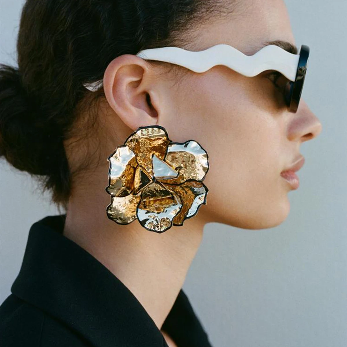 女性のための不規則な金属の花のイヤリング,ヴィンテージ,金色,誇張された,大きなドロップ,ホリデーパーティー,ジュエリーギフト,トレンド,2024