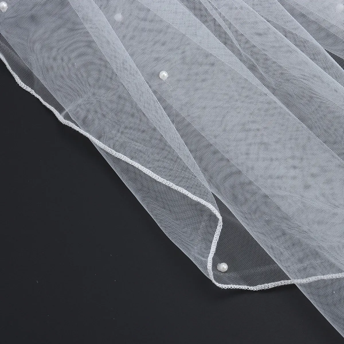 Pearl Short Bridal Veil Simple Shoulder Length Wedding Veil Comb Elegant Design for Bride Wedding Ceremony Engagement Proposal