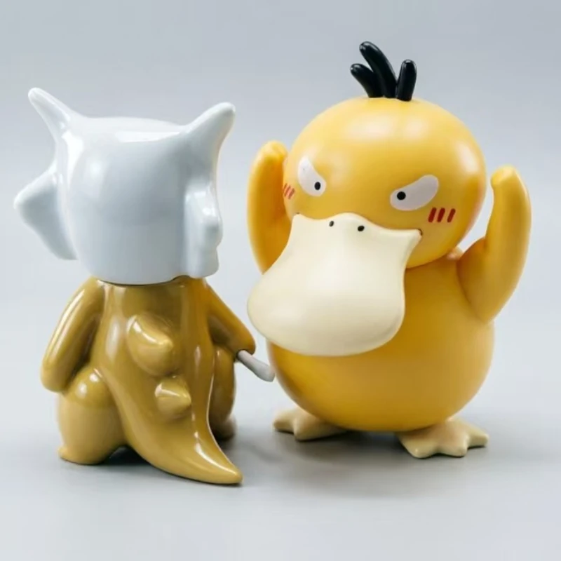 Ikonisches Duo: Cubone & Psyduck. Hochwertige Sammlerfiguren zur Dekoration von Schreibtischen oder Autos. Ein Muss für Fans und Sammler. – Detail 5