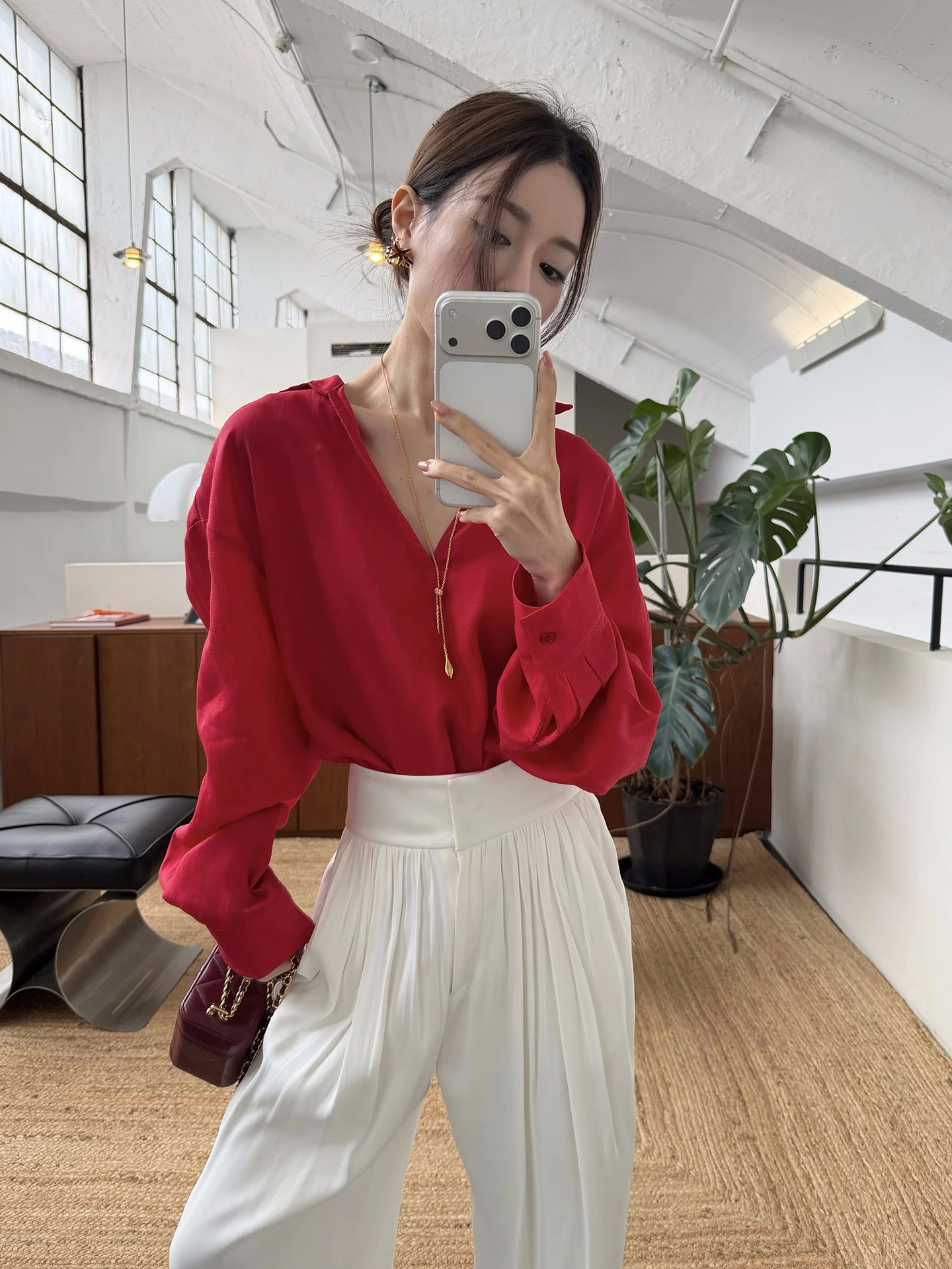 

Свободная льняная рубашка с V-образным вырезом для женщин: комфортная, дышащая, с длинным рукавом, двухцветная, в стиле кэжуал, для отпуска, Smol Brand