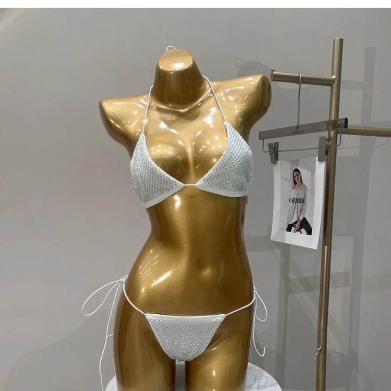 Conjunto de bikini triangular con espalda al aire libre europeo y americano, traje de baño sexy de alta estiramiento, estilo de vacaciones en la playa de aguas termales