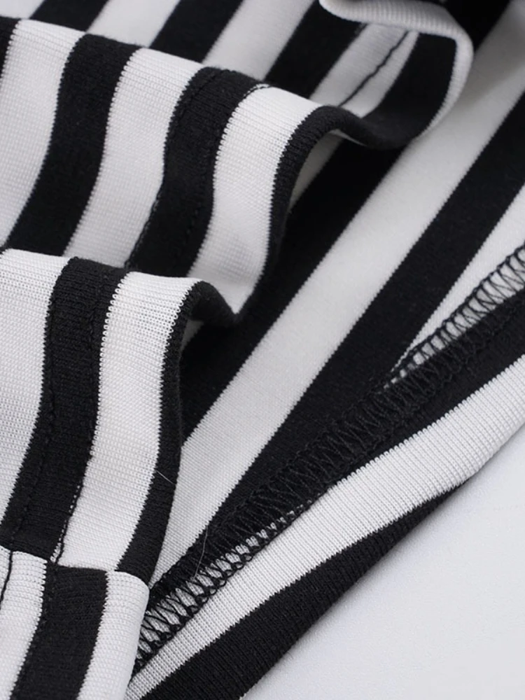 กางเกงขาสั้นทรงเข้ารูปเอวต่ำลายทางสีสันสดใส รุ่นใหม่ปี 2026 สำหรับผู้หญิง แฟชั่นฤดูร้อน สไตล์ลำลอง เหมาะสำหรับใส่พักผ่อนหรือใส่ในชีวิตประจำวัน