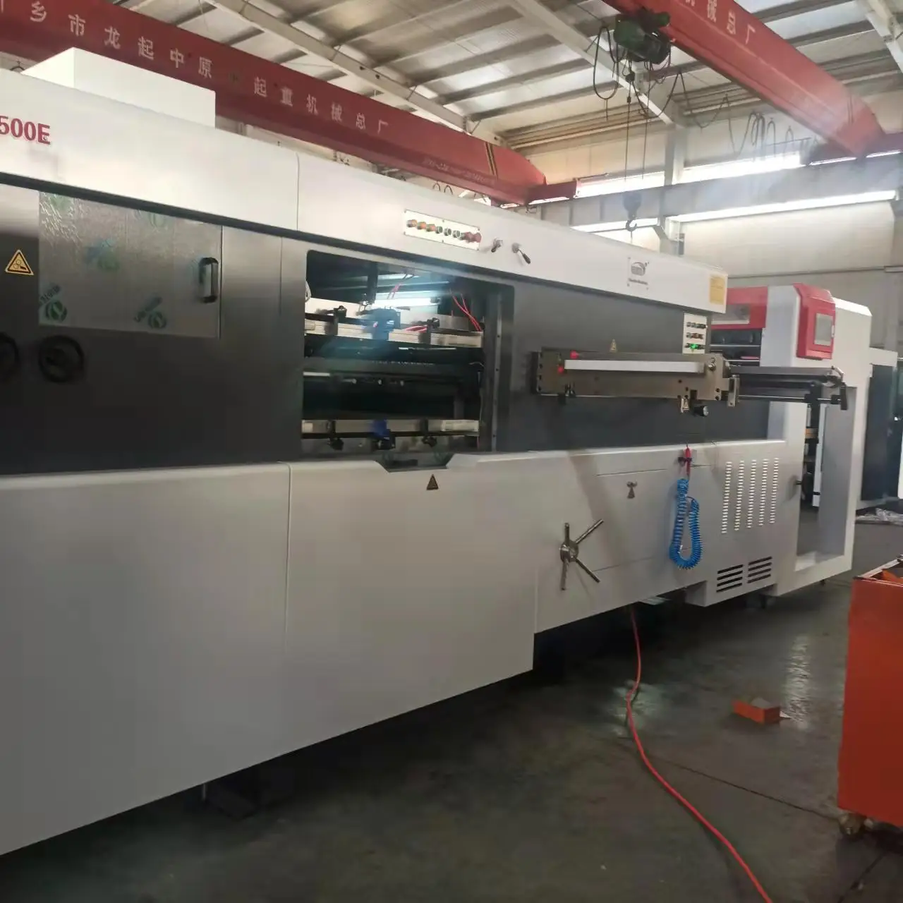 Milieuvriendelijk product Karton Stansen Rillen Machine Groente & Fruit Kartonnen Doos Machine Fluit Golfkarton Stansmachine