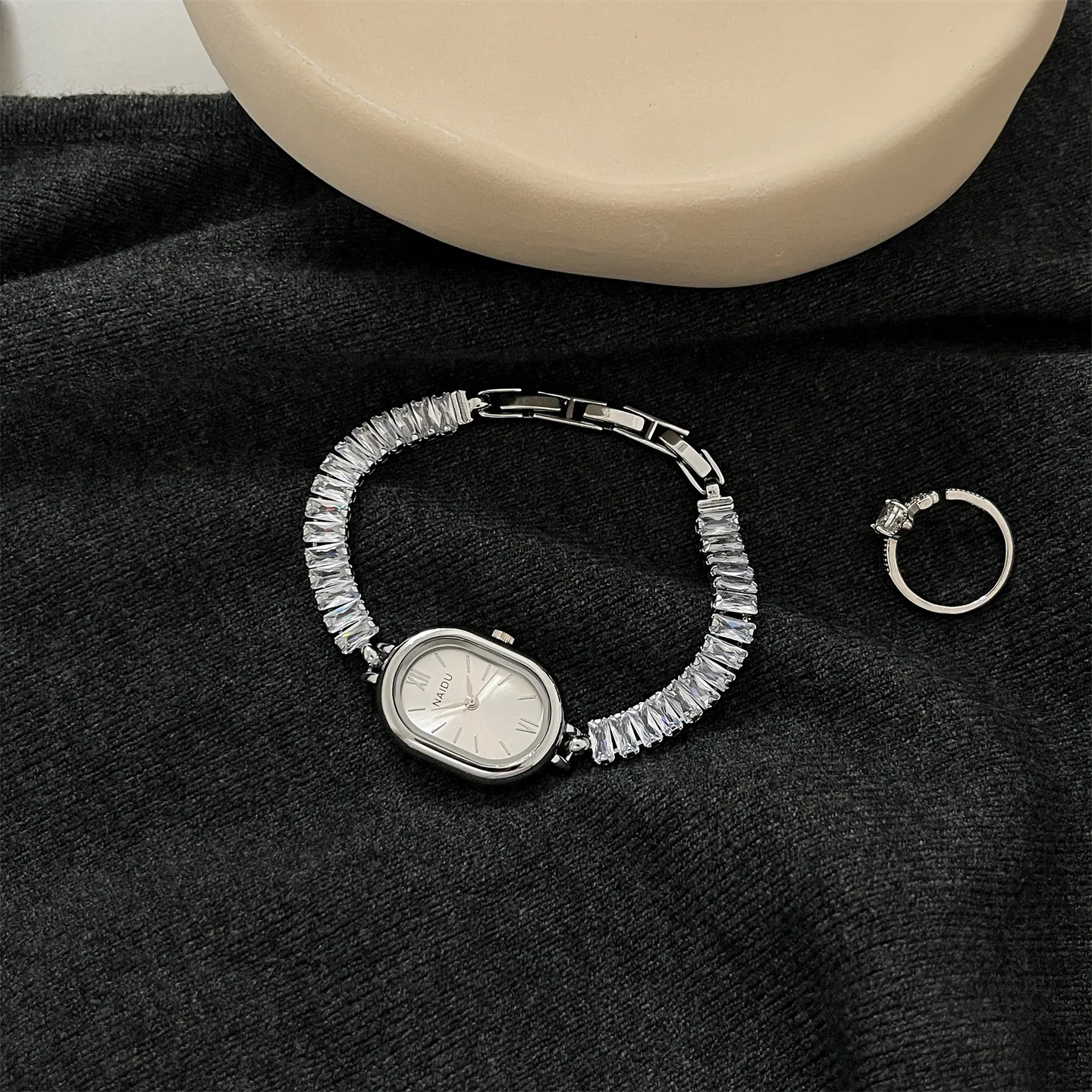 NAIDU مربع بيضاوي اللون الماس حجر الراين سوار ساعة نسائية بسيطة موضة عالية الشعور كتاب أحمر صغير Tiktok هدية حية