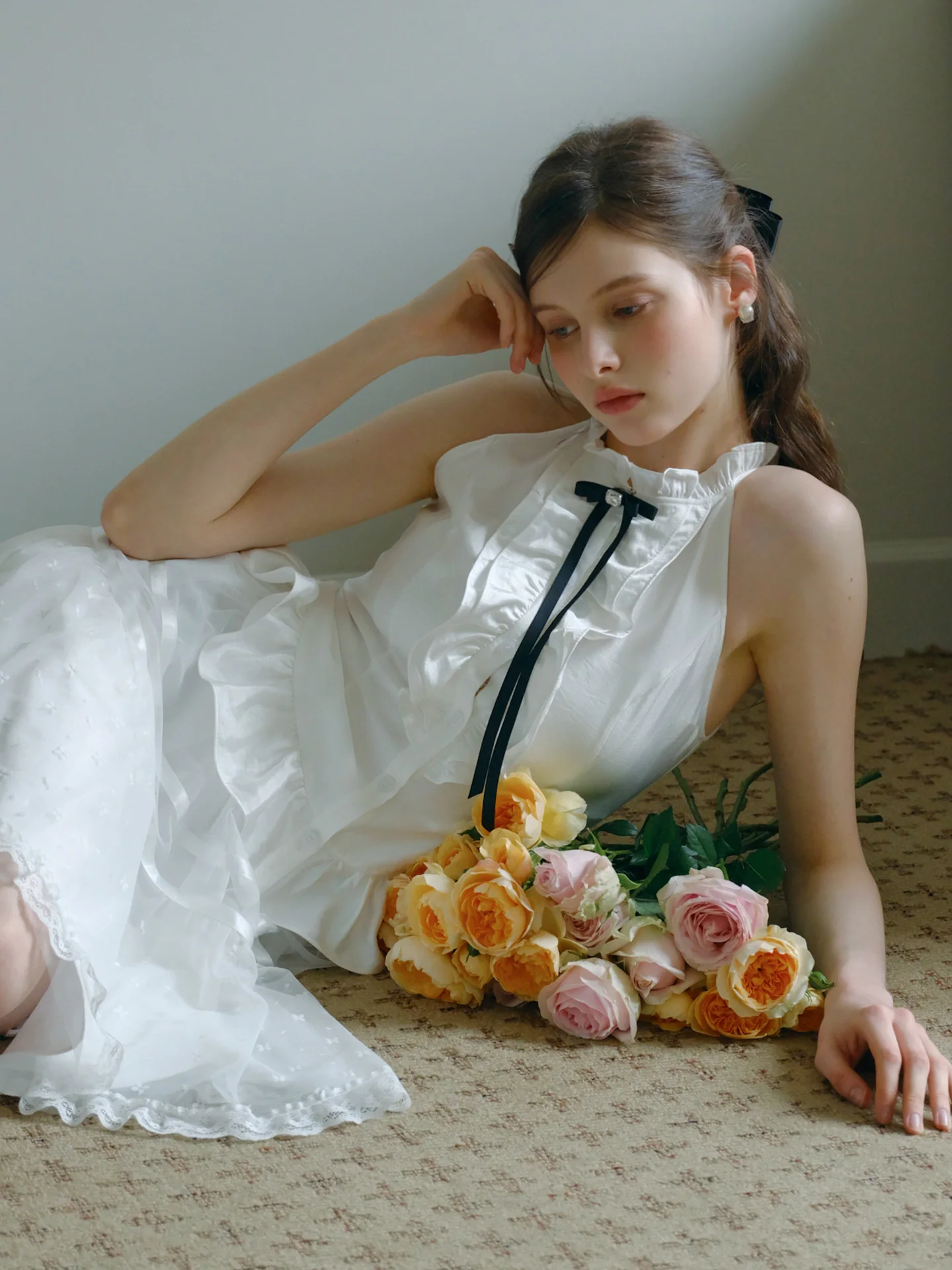 

Весна 2026: Белый топ с кружевной отделкой, уникальный красивый жилет с завязками, модный женский топ для повседневной носки