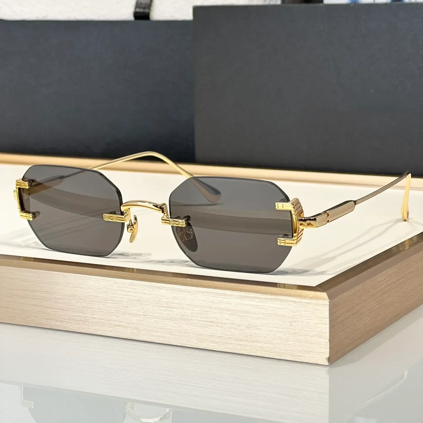 

AMARU Fashion Sunglasses For Unisex Summer Designer Stylish High Street Style Anti-Ultraviolet Plate Frameless Glass Random Box