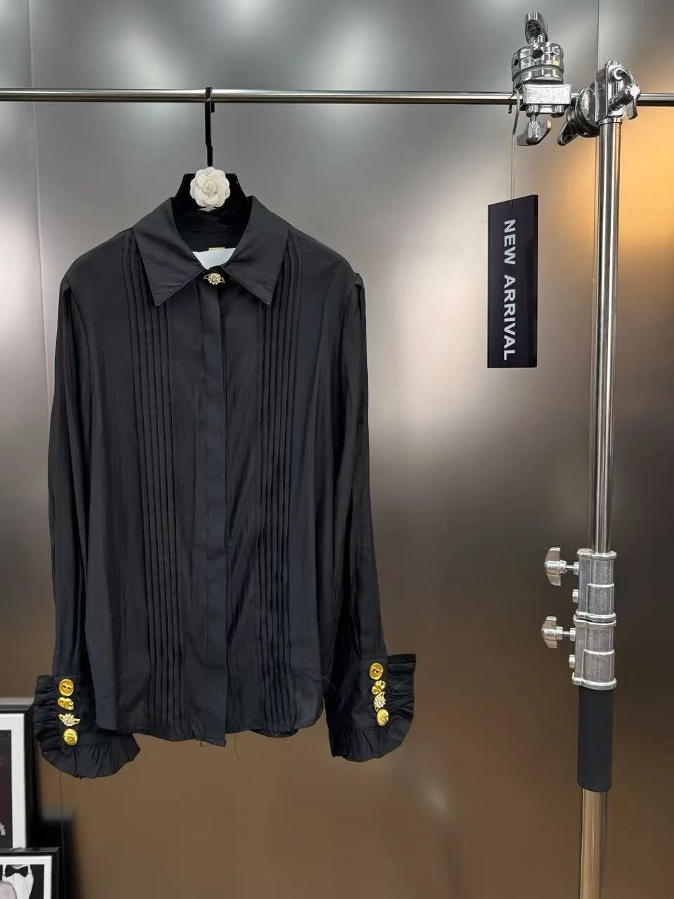 Koszula damska w stylu dworskim z metalową klamrą, plisowana, z drewnianym wykończeniem, niszowa, biała, czarna bluzka o średniej długości, nowość na jesień i zimę 2025.