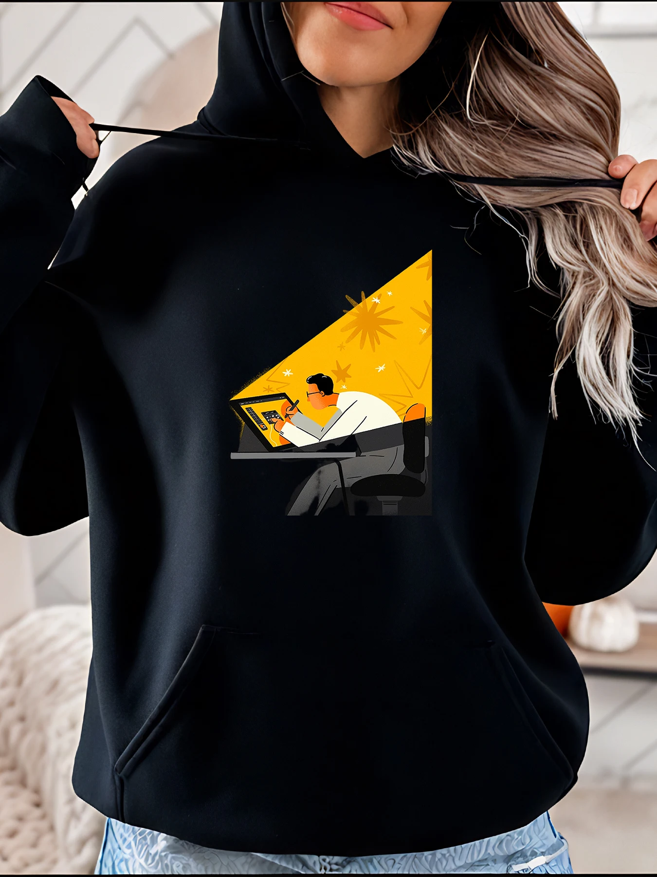 Kapuzenpullover mit Mann, der auf dem Laptop funktioniert, lässige Streetwear für Damen 280