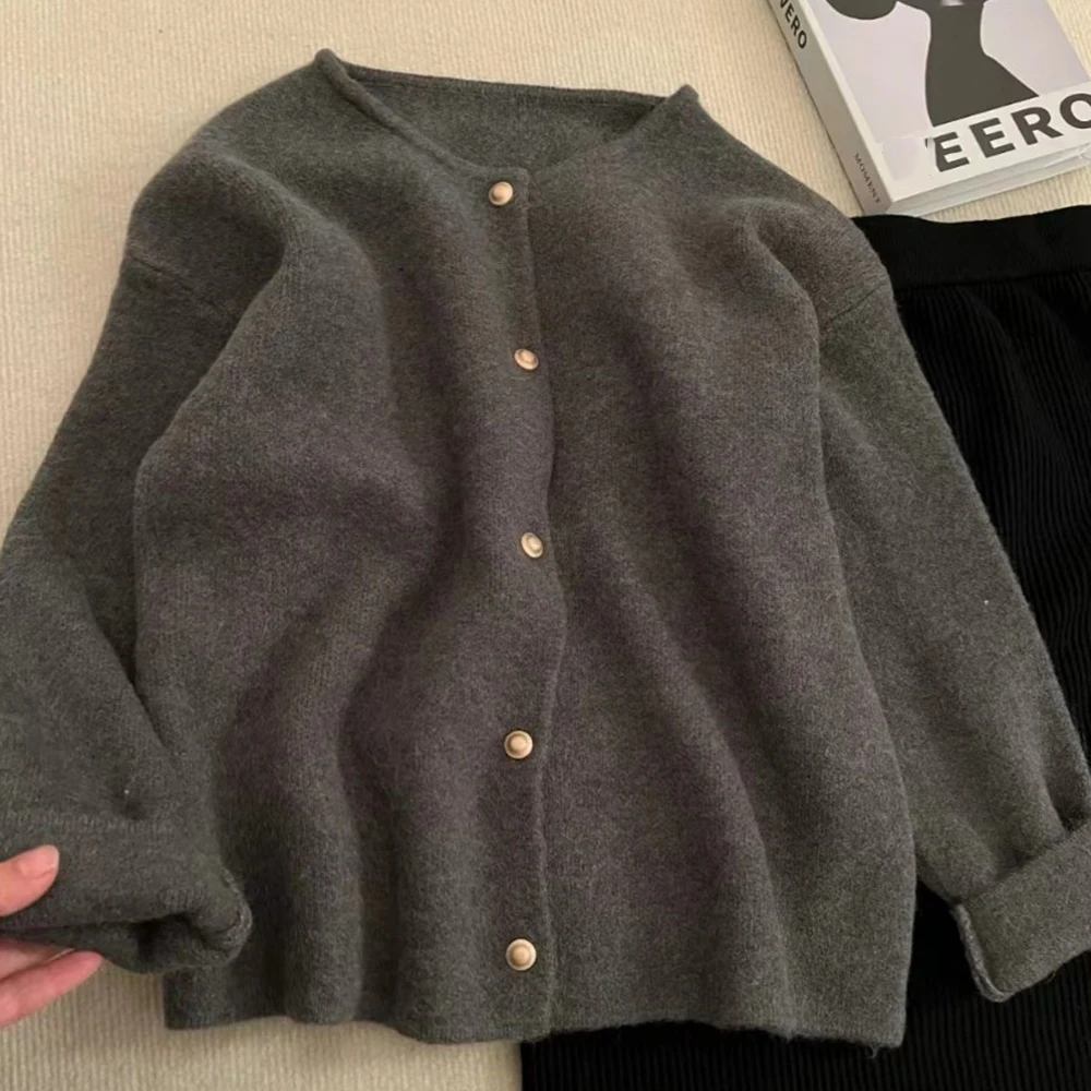 

Вязаный кардиган Temperament для женщин: новинка весенне-осеннего сезона, корейский стиль, свободный крой, стройнящий эффект, универсальный, с круглым вырезом, топ-жакет