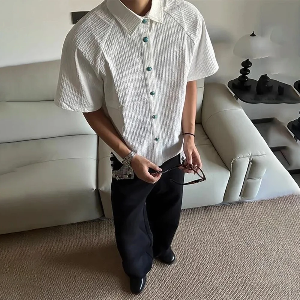 

Новая летняя мужская однотонная плиссированная рубашка с короткими рукавами в американском стиле ретро, модные тенденции, повседневные тонкие дышащие нишевые мужские топы