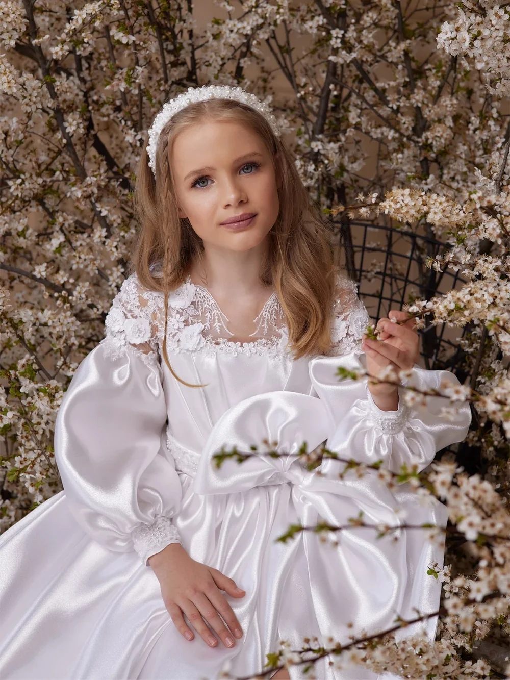 Girls White 3D Floral Satin Long Dresses Piano Performance Wear Long Sleeved Elegant A-line Princess Gown Wedding Guest Wear