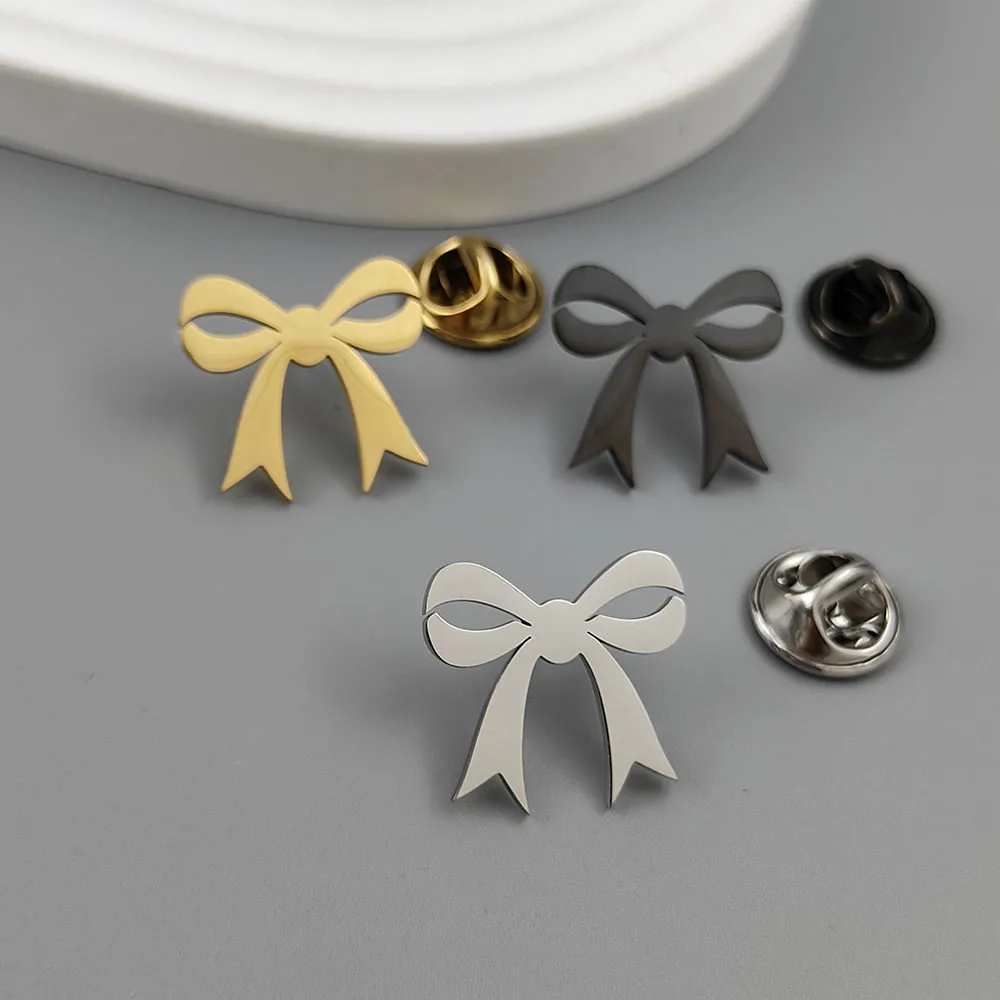 Metal brooch. Golden bow-shaped stainless steel brooch, suitable for general nameplates and badges, as a backpack accessory.