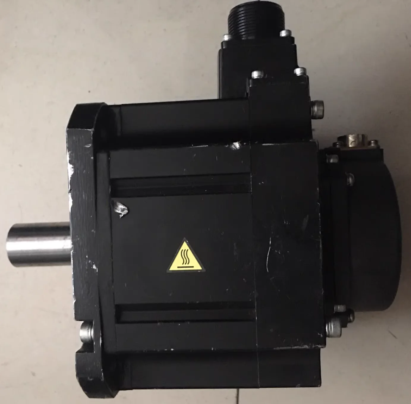 HF104S Используемый серводвигатель с прямым валом, быстрая доставка